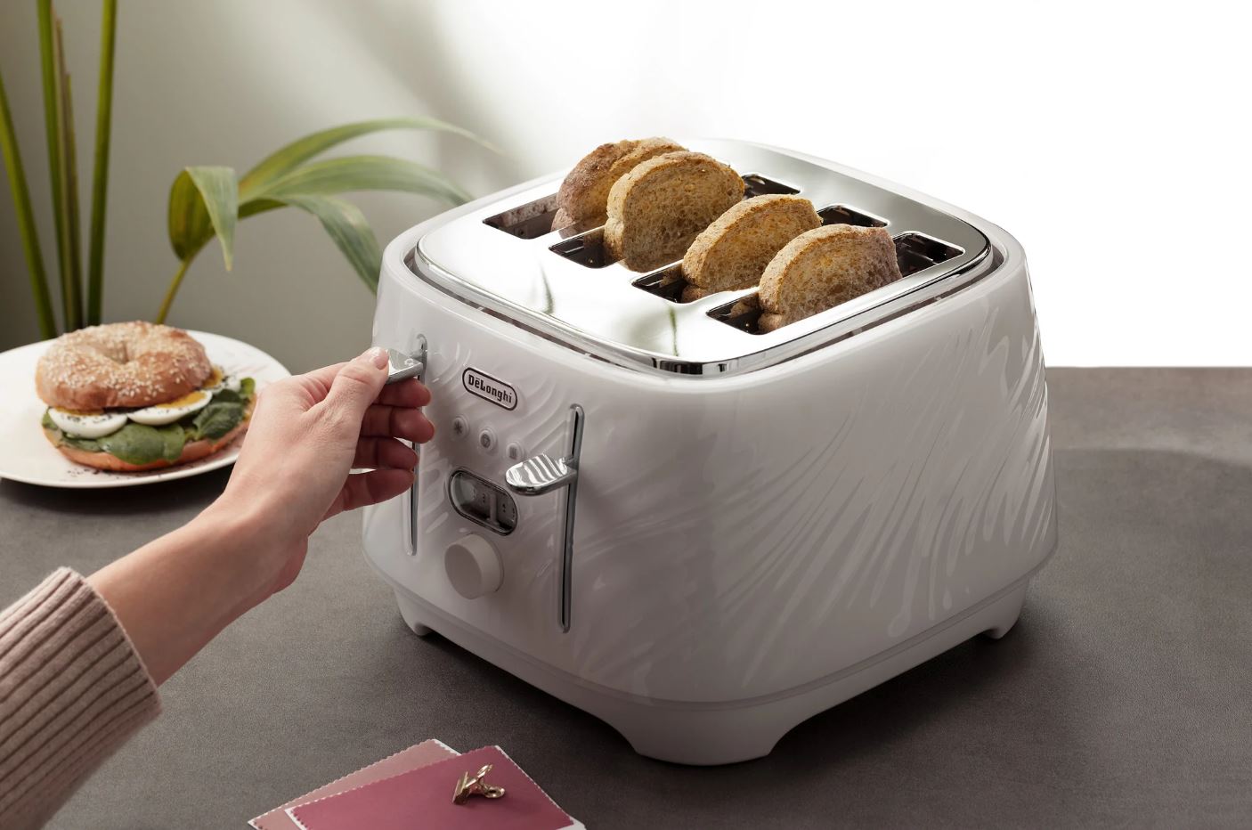 Delonghi Silk Beige 4 Slice Toaster CTDS4003CR - Metro Homecentre Menlyn