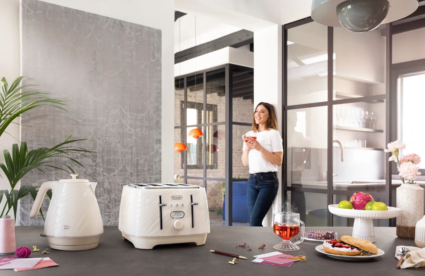 Delonghi Silk Beige 4 Slice Toaster CTDS4003CR - Metro Homecentre Menlyn