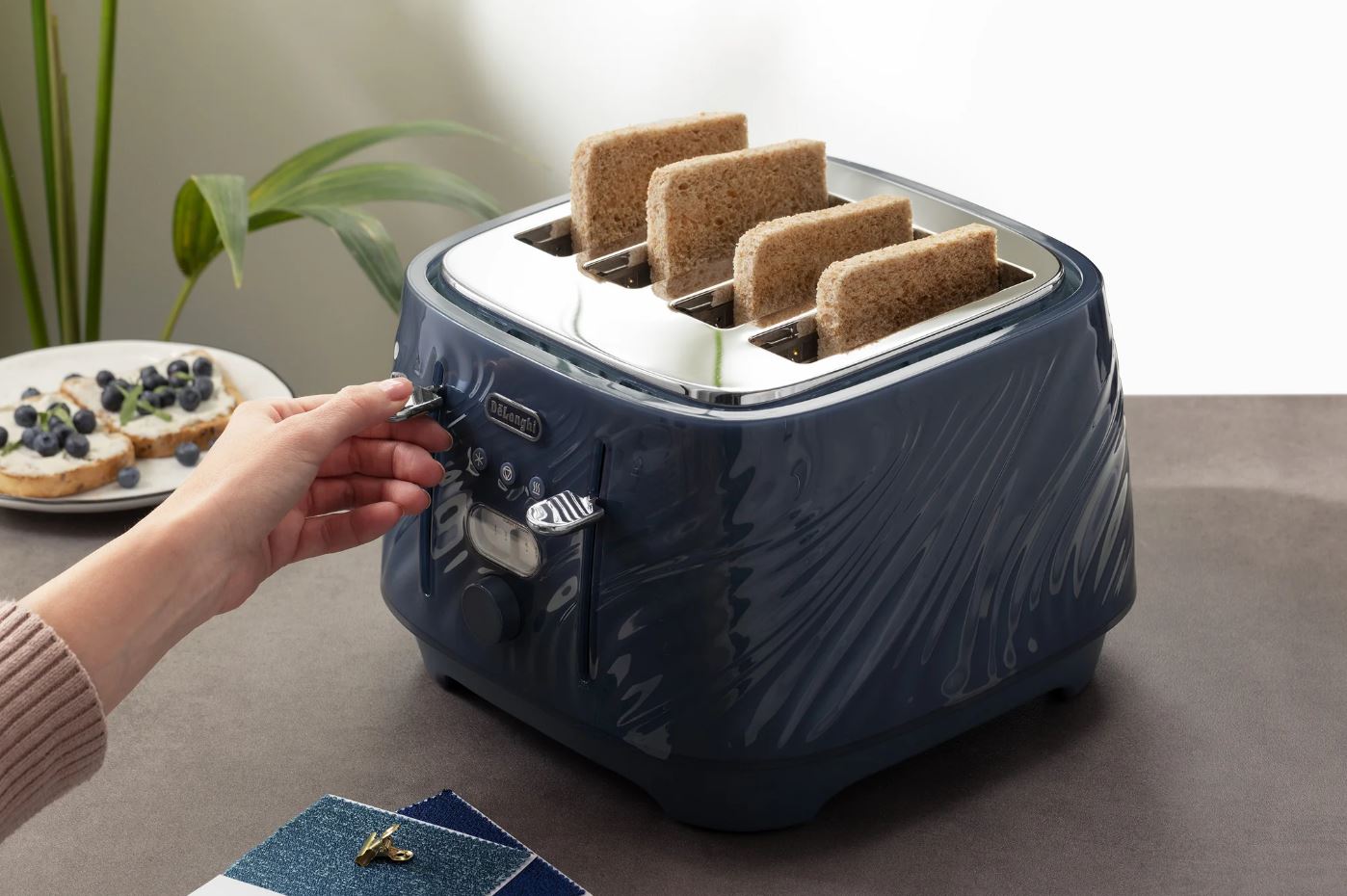 Delonghi Silk Blue 4 Slice Toaster CTDS4003BL - Metro Homecentre Menlyn